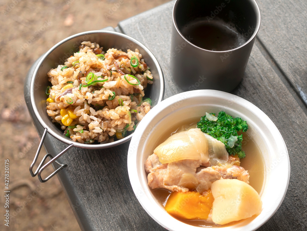 山やキャンプで食べるアウトドアごはんのイメージ