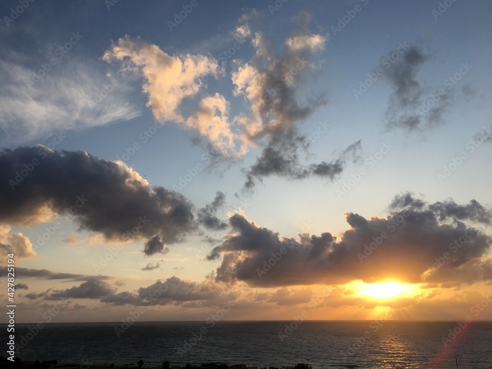 Sonnenuntergang über dem Meer mit Wolken