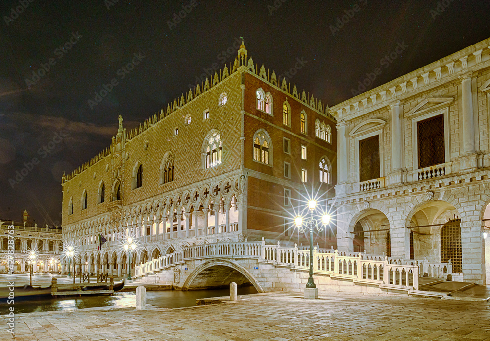 Lagunenstadt Venedig bei Nacht