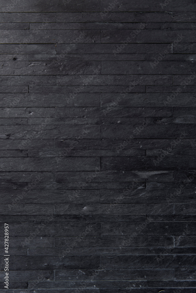 Fototapeta premium 黒い石盤を積み上げた石壁