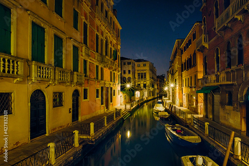 Lagunenstadt Venedig bei Nacht © Harald Tedesco