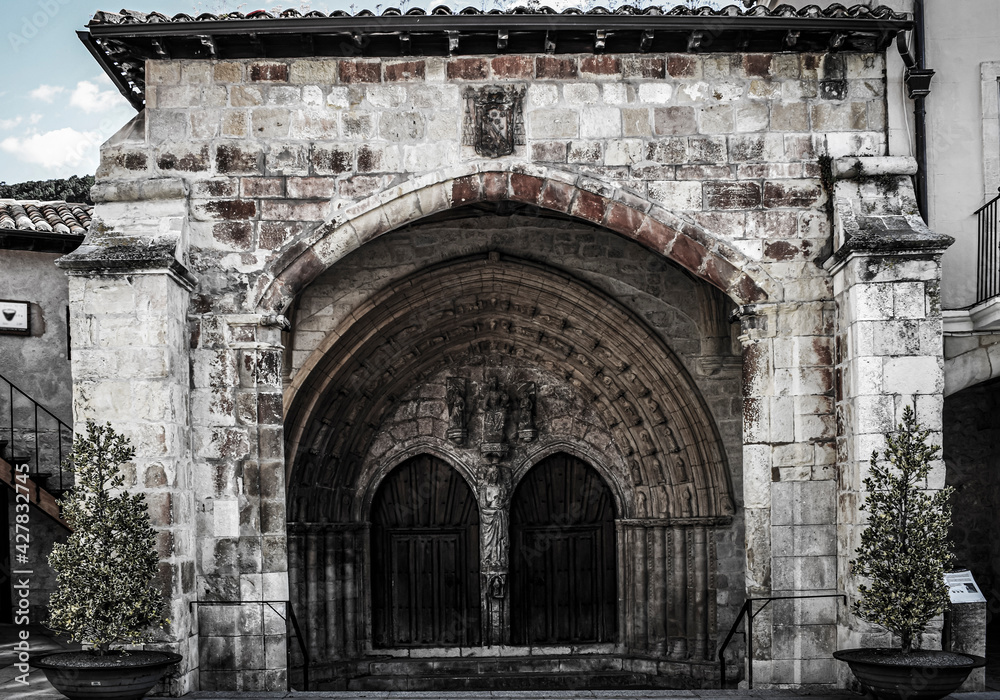 Portón de una iglesia con dos puertas