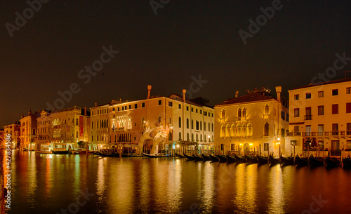 Lagunenstadt Venedig bei Nacht