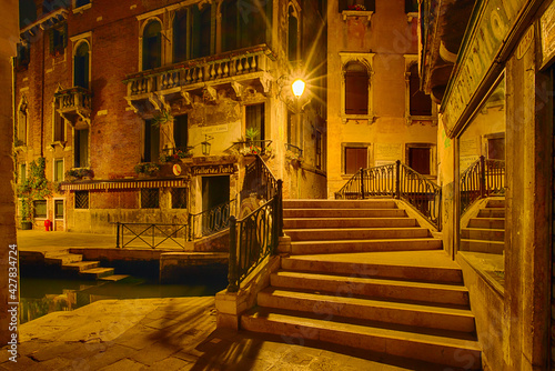 Lagunenstadt Venedig bei Nacht