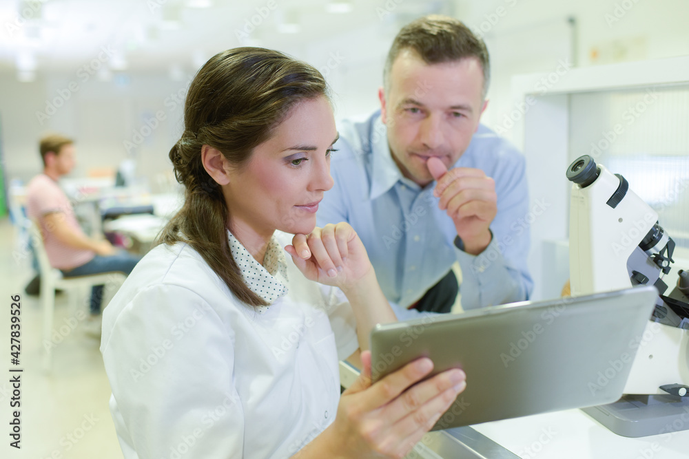 Obraz premium portrait of scientific researchers with digital tablet in laboratory