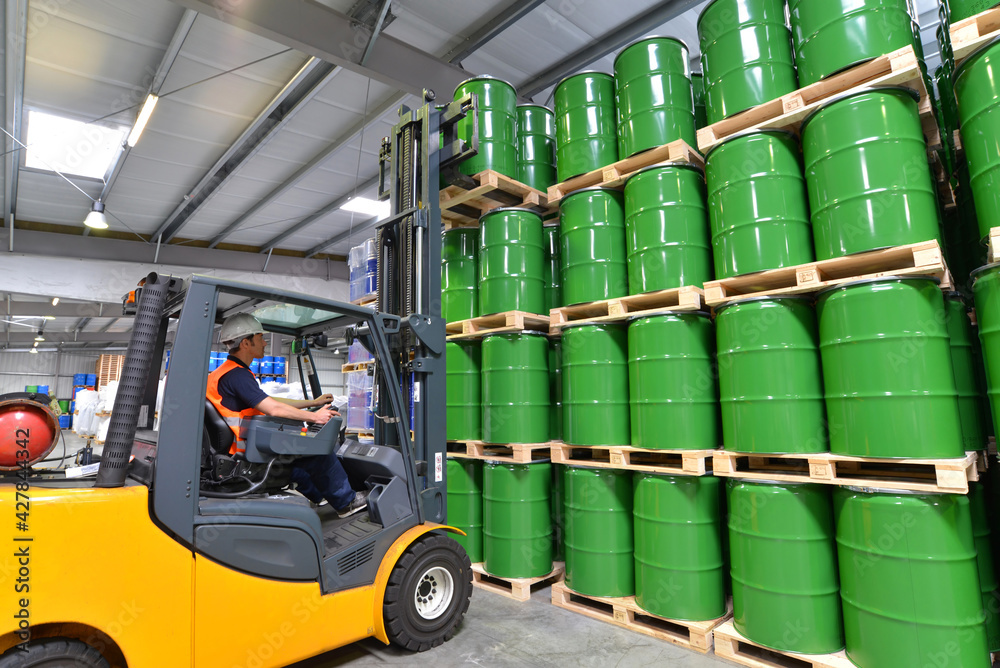 Transport und Logistik in der Chemieindustrie - Gabelstaplerfahrer mit ...