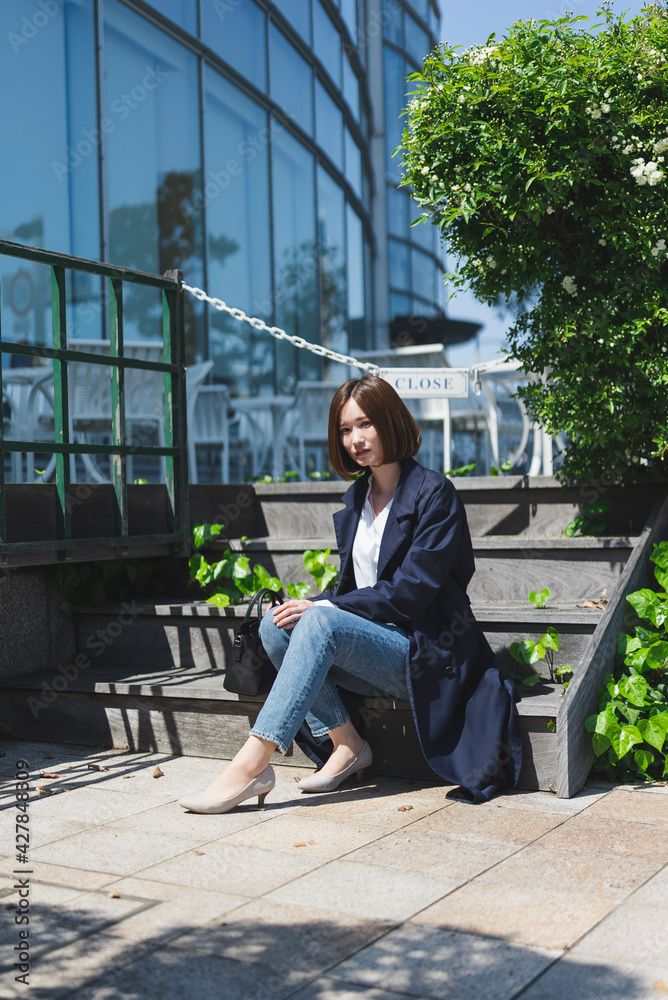 街を散策する女性