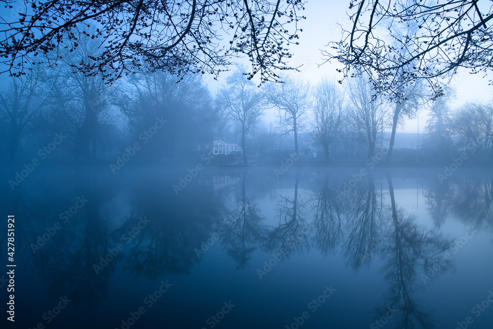 Fototapeta premium Réflexion sur le Loir brumeux au petit matin