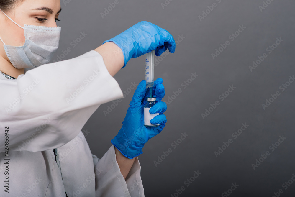 Obraz premium Doctor scientist with syringe analyzing virus in research vaccine to be ready for clinical trial.