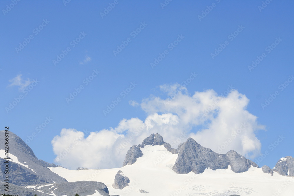 Five Fingers es una plataforma de mirador en las montañas Dachstein en el Monte Krippenstein, Austria. Five Fingers es una plataforma de mirador en las montañas Dachstein en el Monte Krippenstein, Austria.