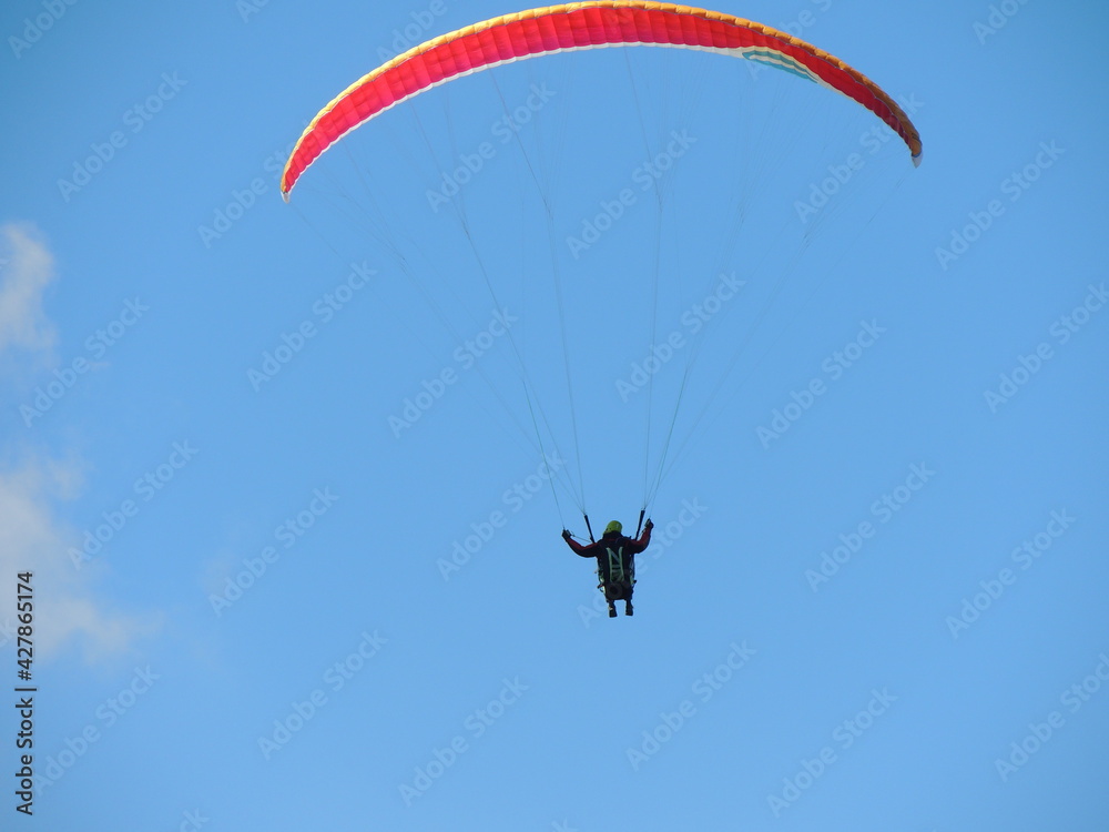 Parapente, volando sobre los montes austriacos. Parapente, volando sobre los montes austriacos.