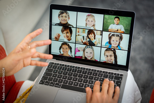 Canvas Print Arabic female teacher working with children online school during pandemic