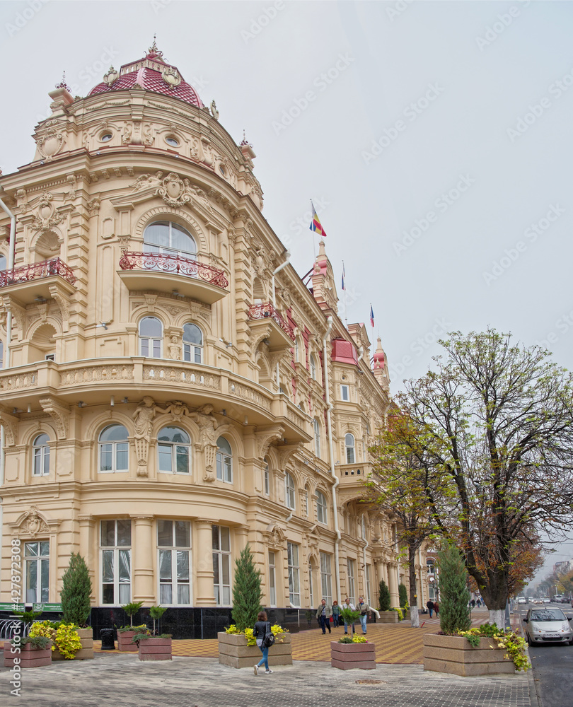 Obraz premium The building of the City Duma, 1899. Architect A. Pomerantsev. Nearby there are cars and pedestrians
