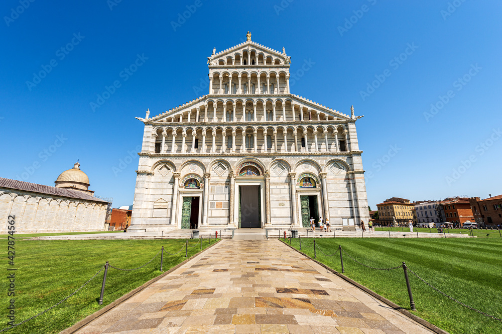 Obraz premium The main facade of the Pisa Cathedral, (Duomo di Santa Maria Assunta, 1063-1092), in Pisan Romanesque style, Square of Miracles (Piazza dei Miracoli), Tuscany, Italy, Europe.