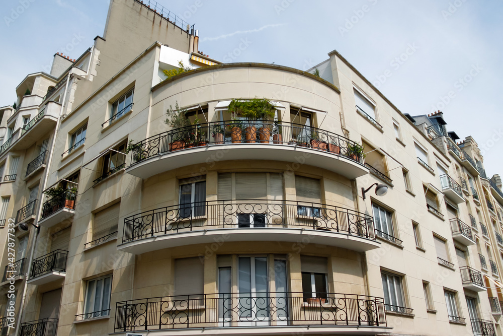Balcon d'immeuble à Paris