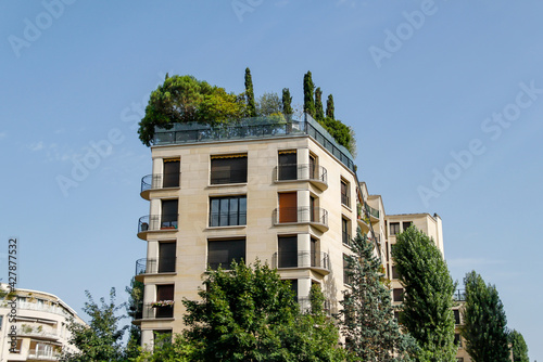 Jardin terrasse sur le toit d'un immeuble moderne à Paris