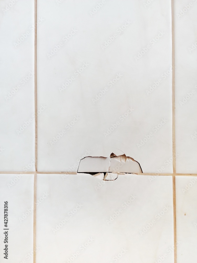 Bad quality. broken wall. beaten braid. destroyed. tile masonry. broken tile. white brick wall with tiles. poor quality
