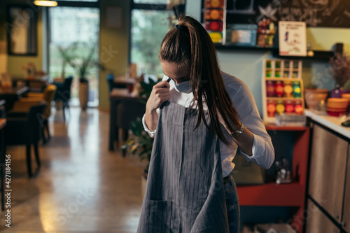 Fotografie waitress get dressed for work at restaurant