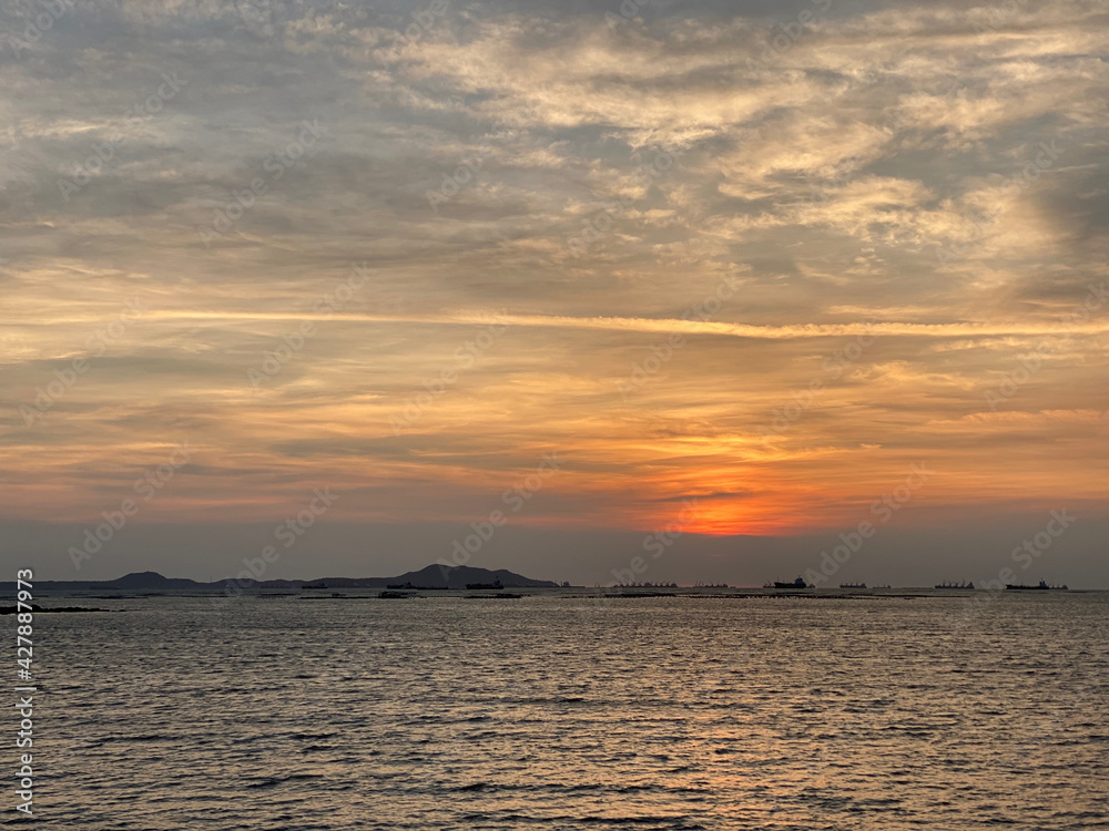 Obraz premium Sunset over the Gulf of Thailand at Siracha