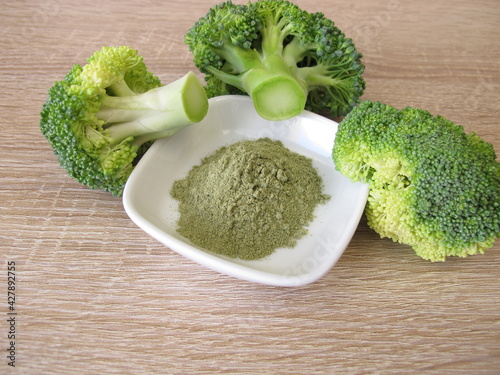 Green broccoli powder from dried broccoli