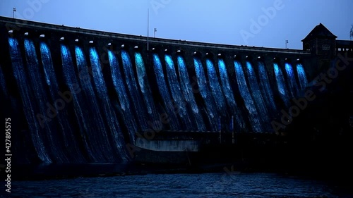Sperrmauer Edersee beleuchtet 