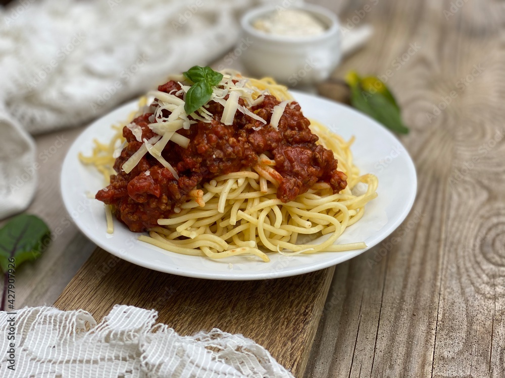 spaghetti bolognese mit salat