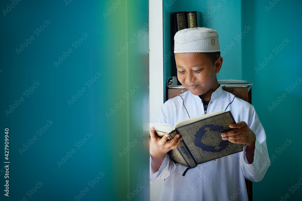 The boy learned to read the Quran from inside the mosque, a concept of the next generation of Islam. The boy learned to read the Quran from inside the mosque, a concept of the next generation of Islam.