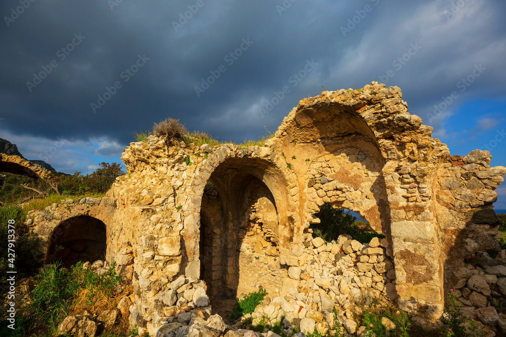 Hike among ruinas