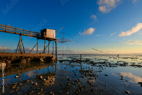 des pontons de peches ou carrelets au bord de l'ocean atlantique en Bretagne à marée basse et au soleil couchant