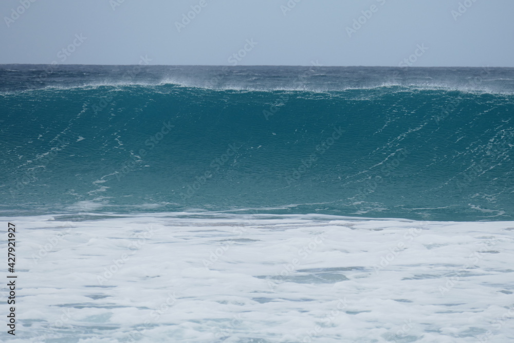 Herankommende hohe Welle bei El Cotillo, Fuerteventura 
