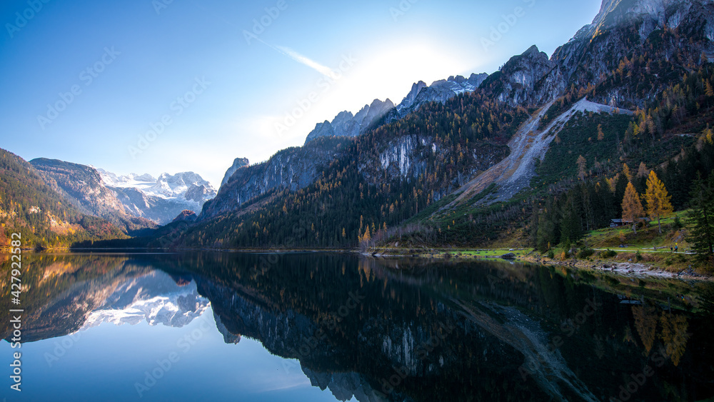 Dachsteingletscher  gespiegelt im vorderen Gosausee, Oberösterreich, Österreich im Herbst- Landschaftsidylle