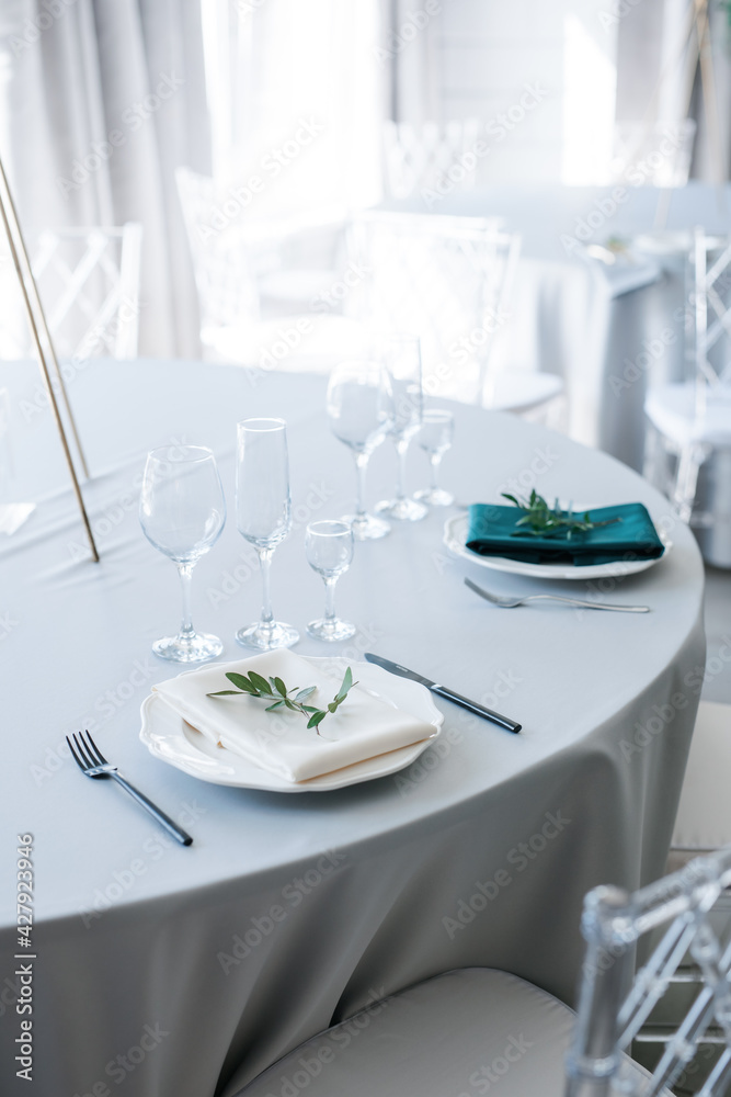 Fototapeta premium glass glasses and a white plate with a napkin on the table