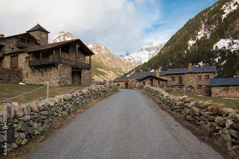 casas de madera y piedra alrededor de camino de montaña casas de madera y piedra alrededor de camino de montaña