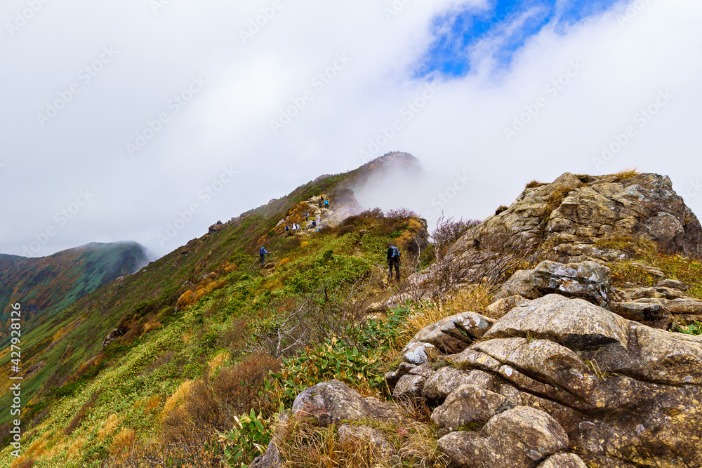 秋の谷川岳と雲海と青空　群馬県　新潟県