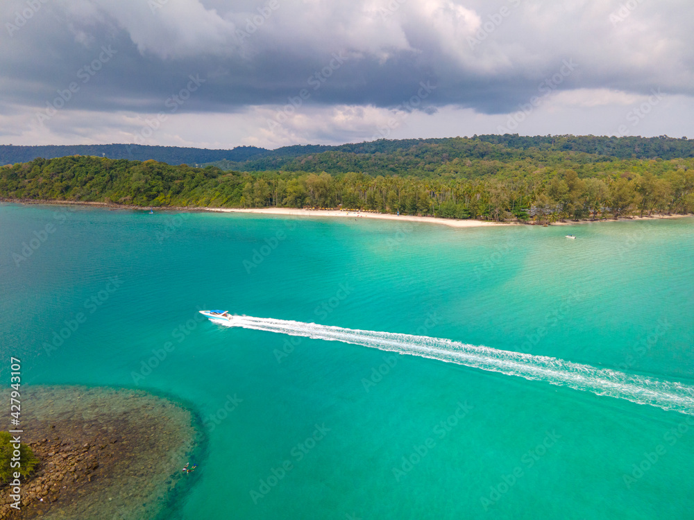 Obraz premium Aerial view of nature tropical paradise island beach enjoin a good summer beautiful time on the beach with clear water and blue sky in Koh kood or Ko Kut, Thailand.