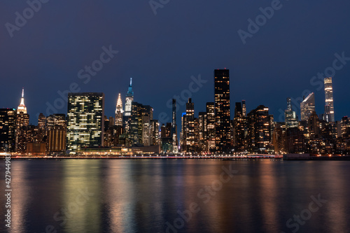 Foto Nighttime Midtown Manhattan Skyline along the East River in New York City