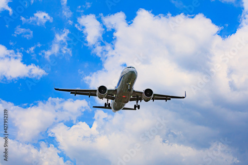 ライトを点滅させ迫ってくる飛行機