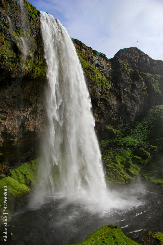 Obraz premium The famous Seljalandsfoss waterfall right by Route 1 and the road that leads to Þórsmörk, Iceland