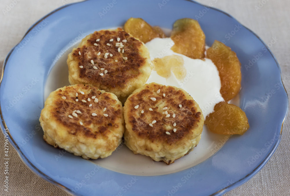 Homemade cheesecakes with sour cream and apple jam