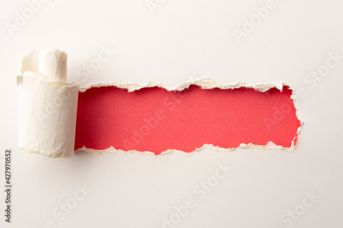 Pequeño cartel en papel rasgado, textura papel de colores