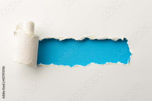 Pequeño cartel en papel rasgado, textura papel de colores