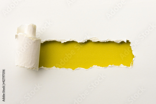 Pequeño cartel en papel rasgado, textura papel de colores
