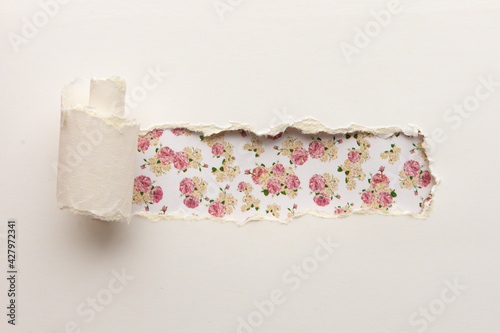 Pequeño cartel en papel rasgado, textura rosas