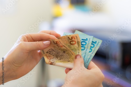 mão com dinheiro real brasileiro photo