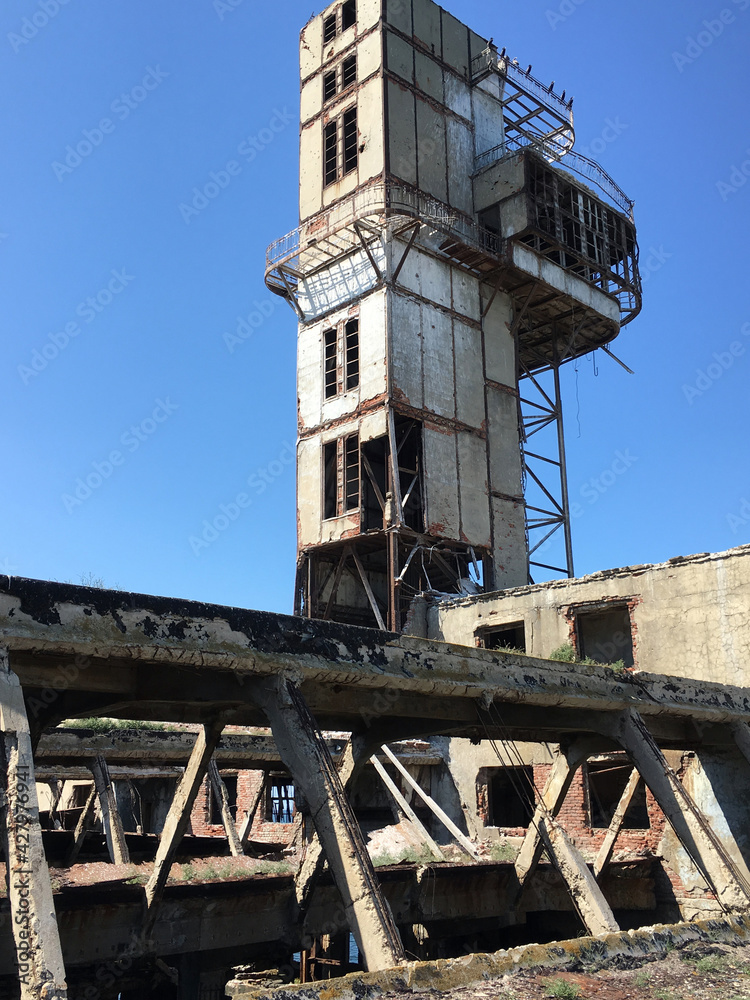 Abandoned factory shop in the middle of the sea
A clear example of how time and nature take their toll
Abandoned factory shop in the middle of the sea
A clear example of how time and nature take their toll