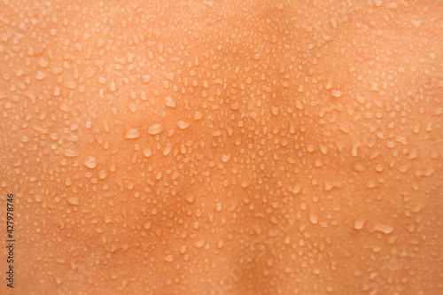 Foto Water drops on the woman back skin