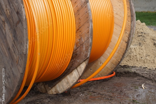 Breitbandausbau: Rolle mit orangenen Leerohren für ein Glasfasernetz photo