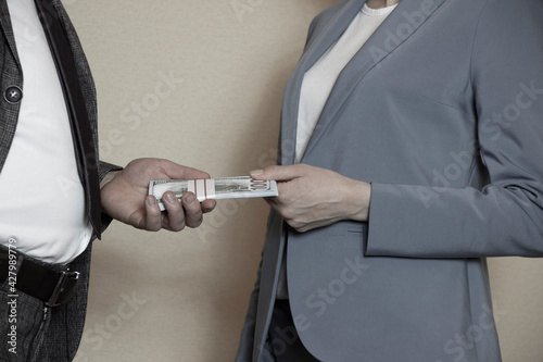 Foto Man giving bribe money to woman, closeup of hands
