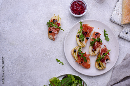 Toasts with pear and prosciutto