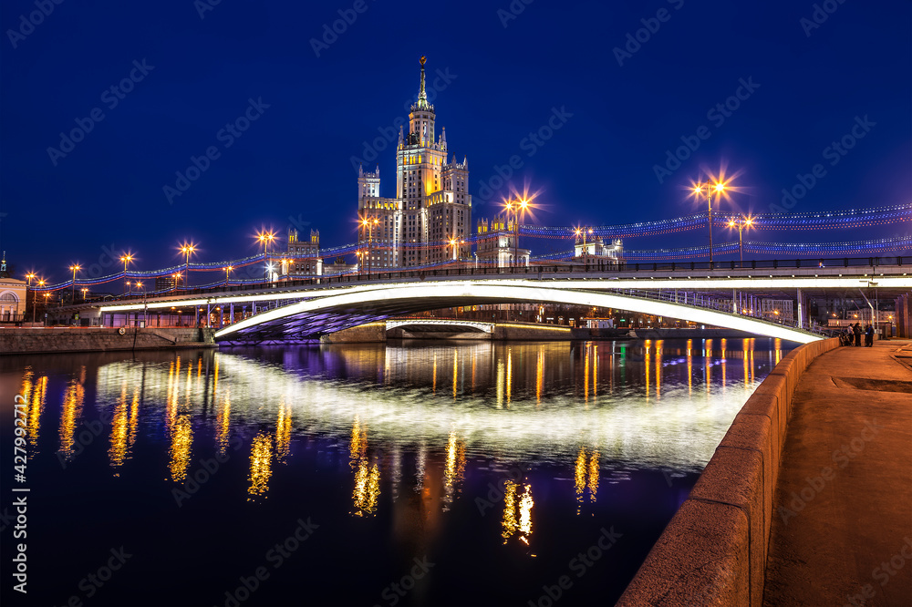 Φωτογραφία View of Moscow at night, the Bolshoy Ustinsky bridge and a high-rise building on the Kotelnicheskaya embankment
